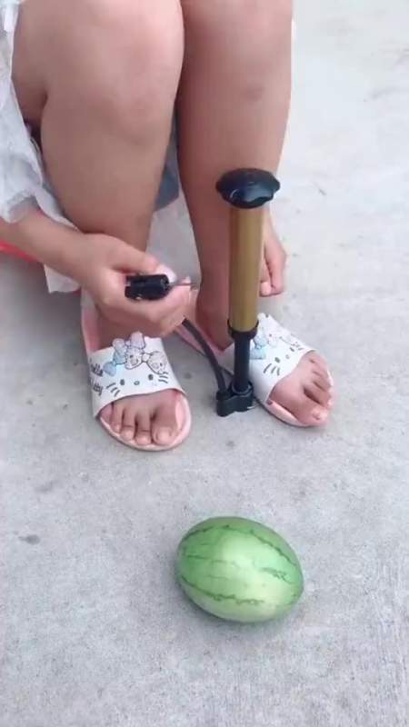 搞笑段子#侄女嫌西瓜太小了,就用打气筒给西瓜打气,结果还真的变大了