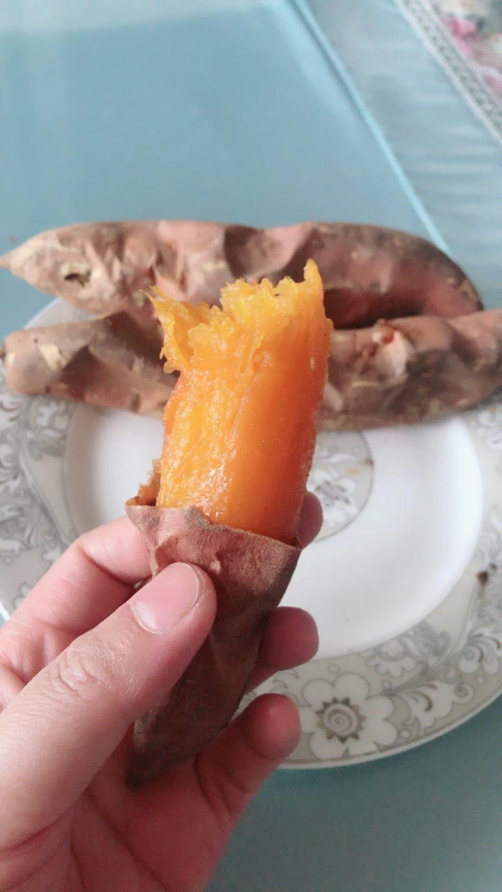 刚出炉的烤红薯又香又糯又甜哦!喜欢吃的可以私信给我哦!