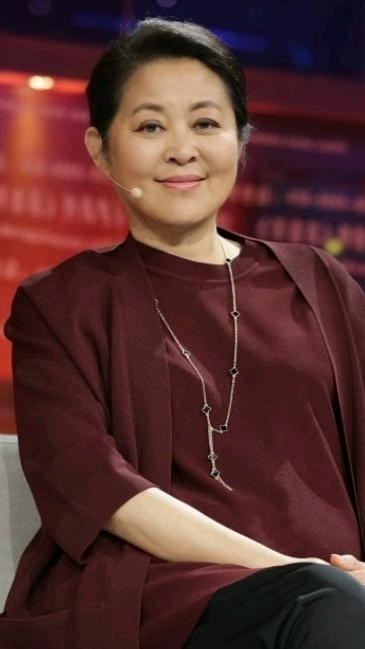 明星八卦#倪萍20岁儿子近照曝光,眼睛已痊愈,今又高又帅气还很孝顺