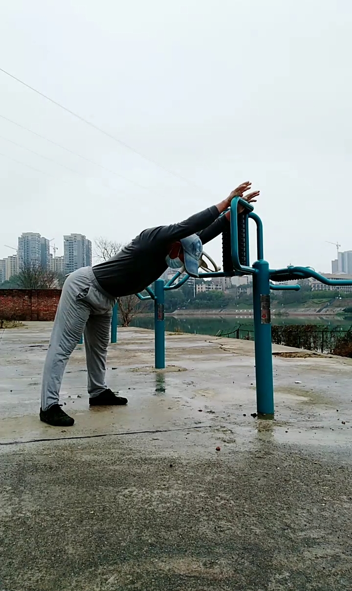 健身宁教练传递健身正能量#压肩练习