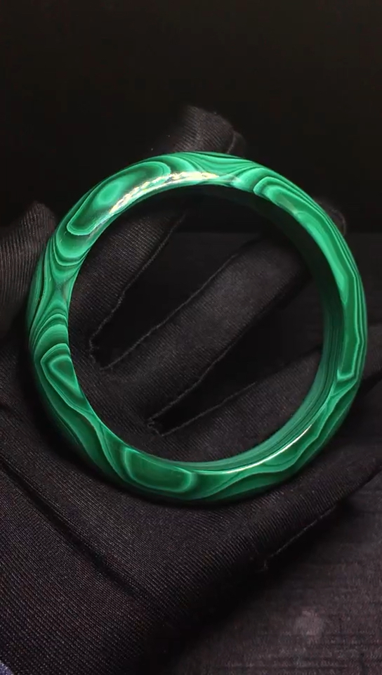 天然孔雀石手镯,有喜欢这种颜色这种材质的吗?