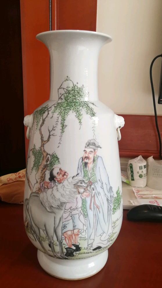 晚清民国汪友棠作浅降彩双兽耳碗口瓶一对,蛤蜊光明显,釉色盈润,浪荡