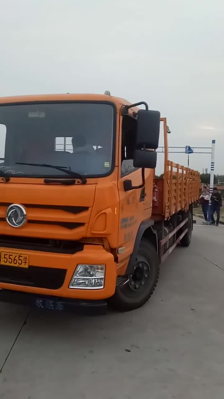 b2美女,倒车入库,师兄们都在帮忙看着