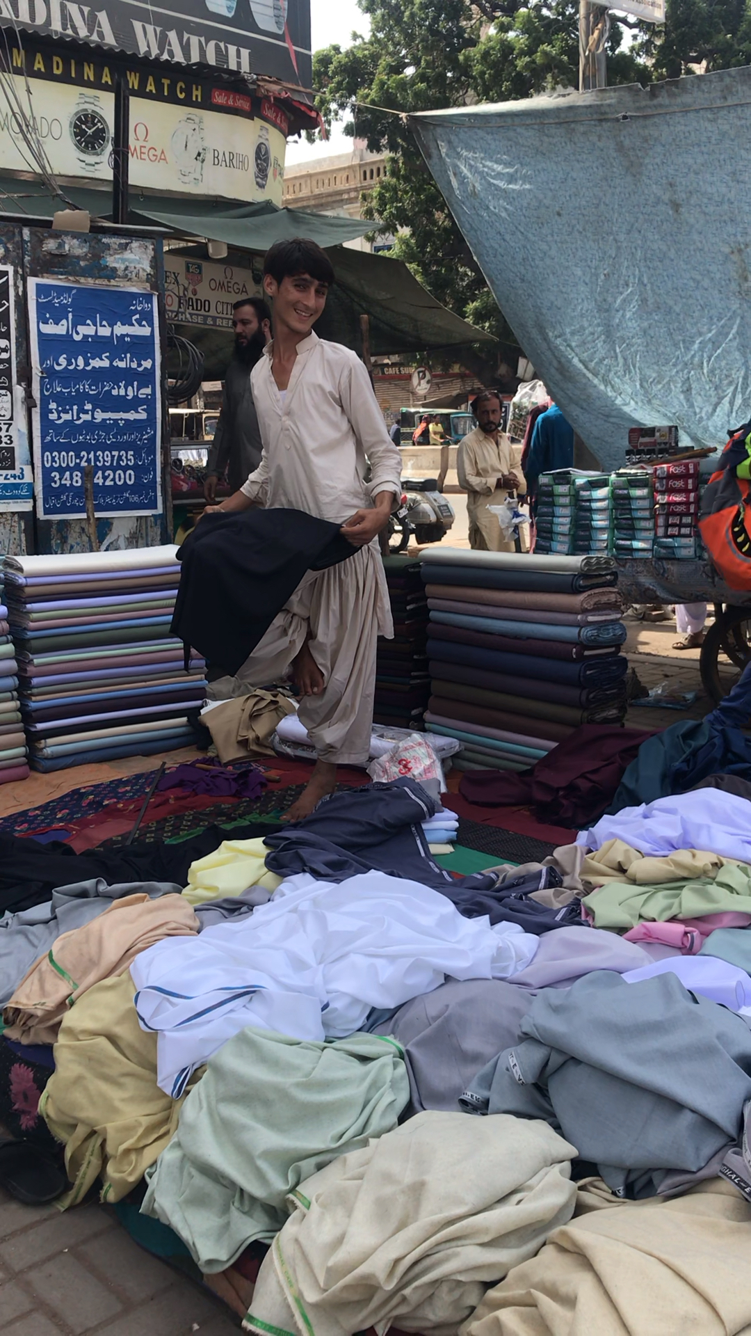 卖布的超模时尚小哥