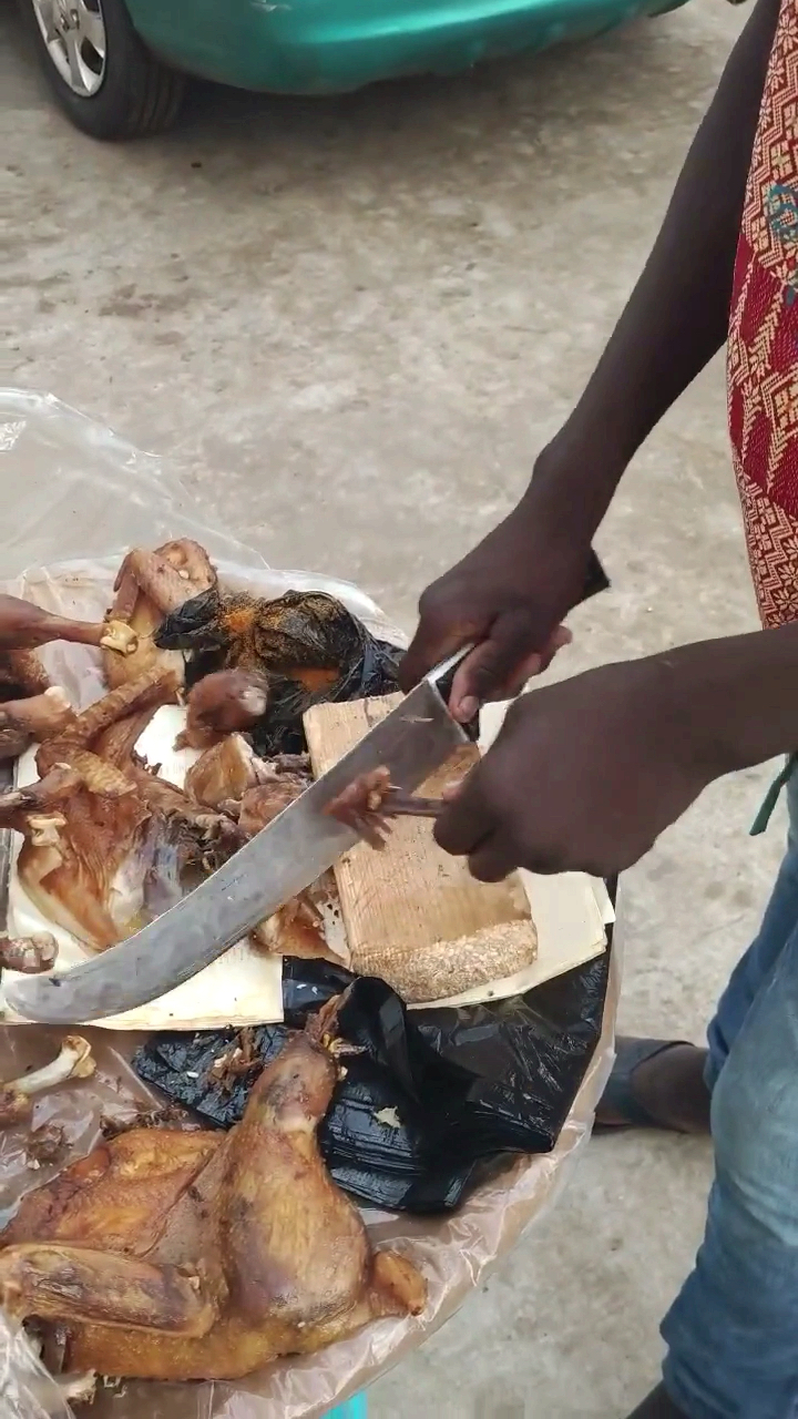 非洲l烤鸡,看起来不咋样,吃起来挺有味道的