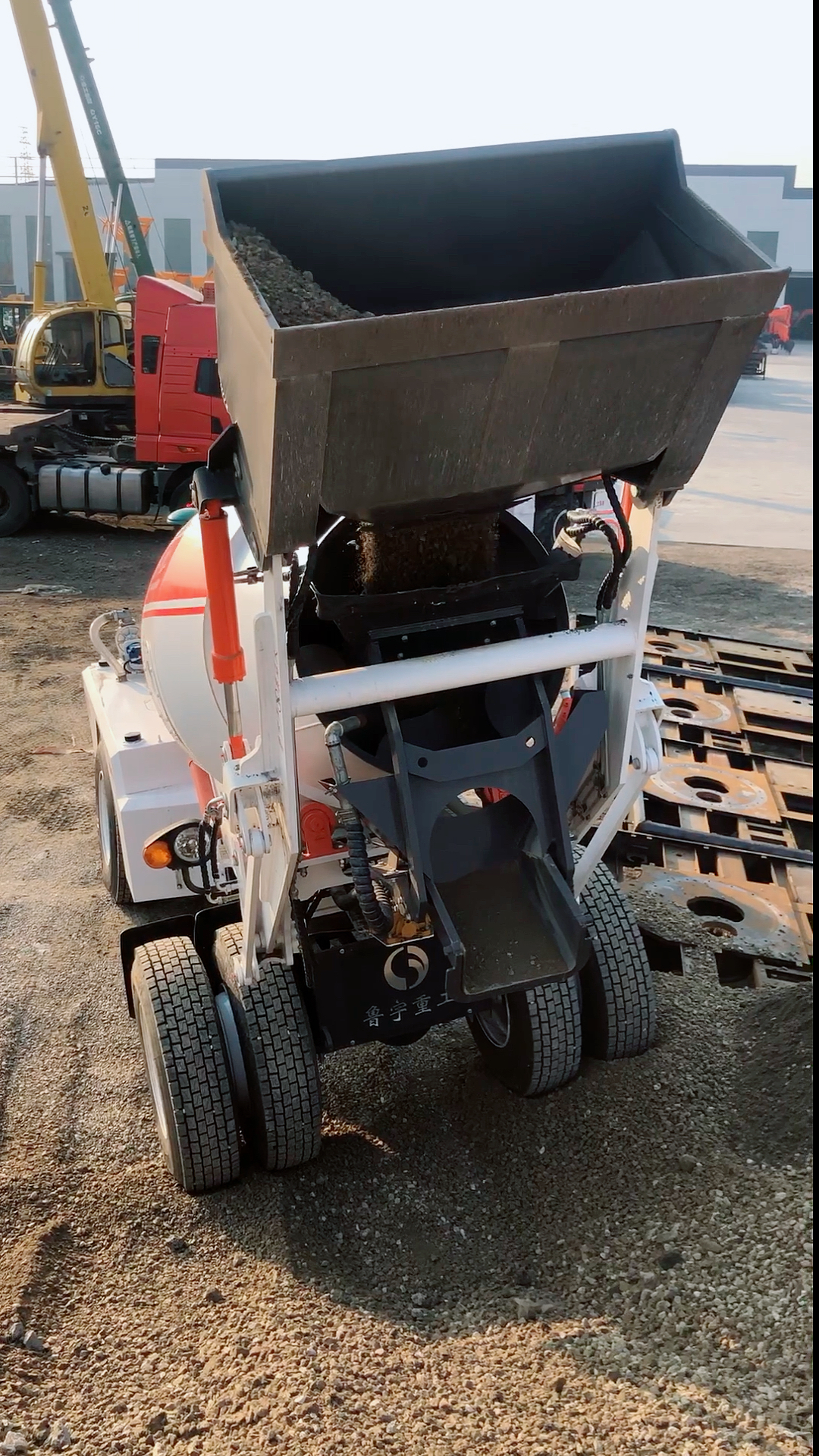 我要上热门#自上料搅拌运输卸料搅拌车