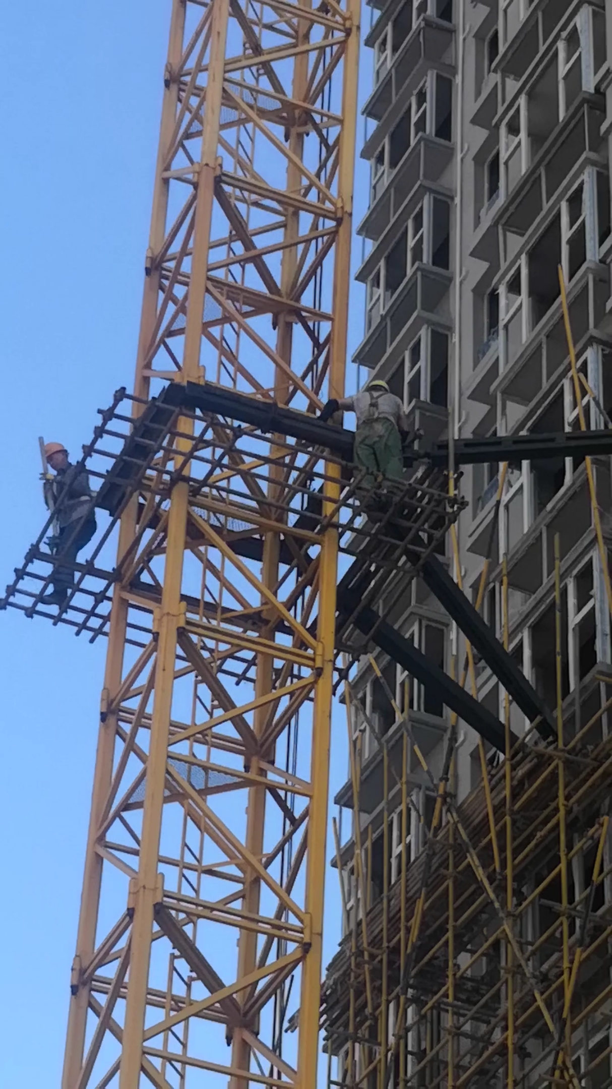 #夏天就要这么过#这个是塔吊的最后一道扶墙鸟巢,拆完就等着拆塔吊了