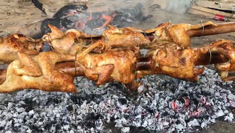 农村#农村竹筒烤鸡,你见过吗?