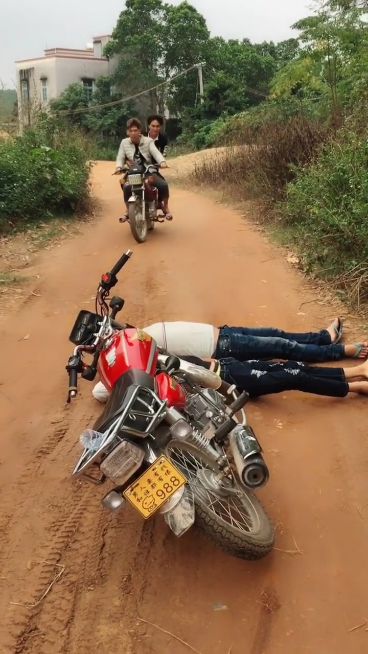 小伙开车摔跤 好心的路人