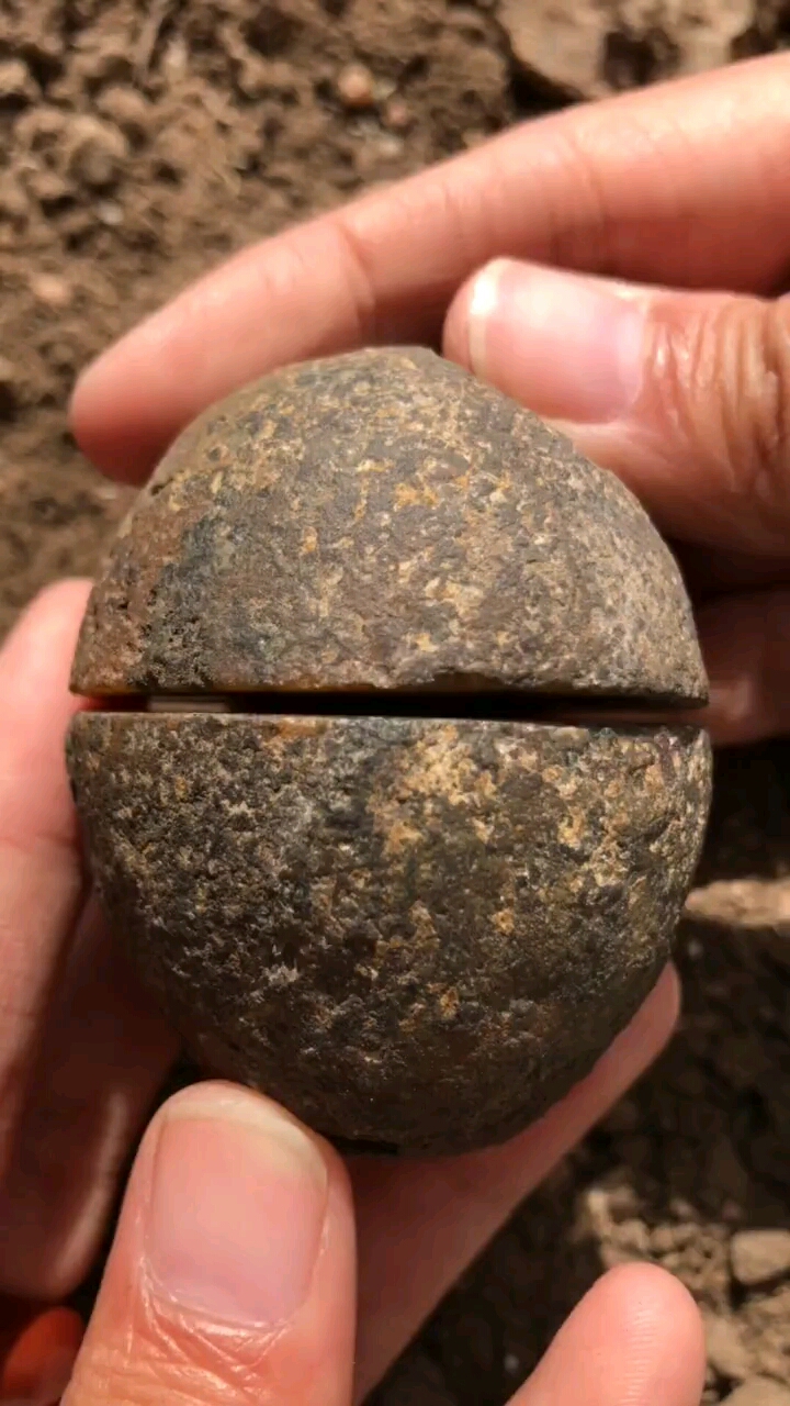 打开一块千年前的灵石,里面会是什么样子