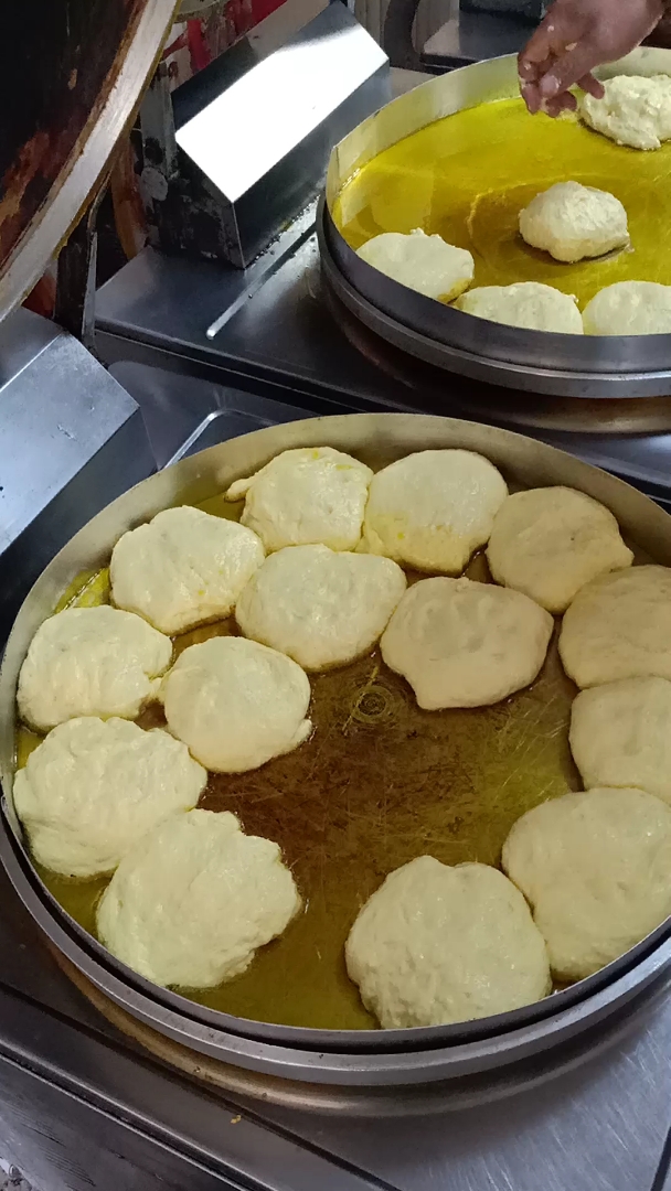 四合面大饼子制作中