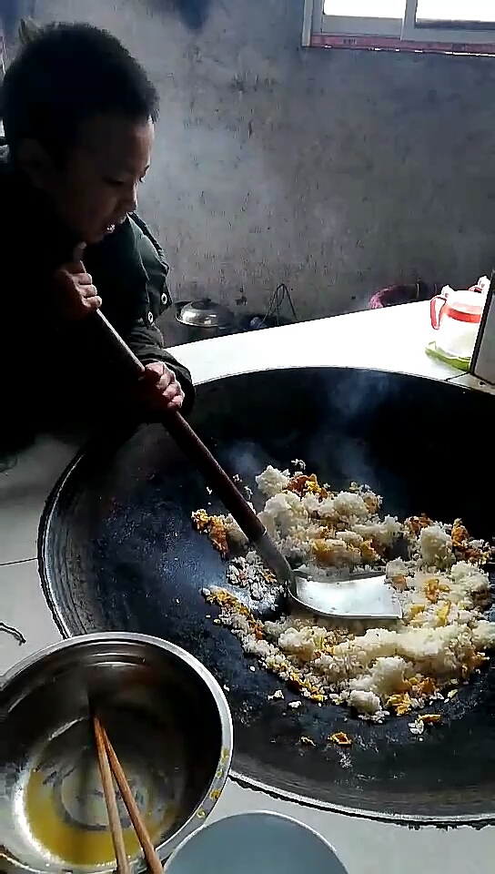 农村小孩自己做饭吃