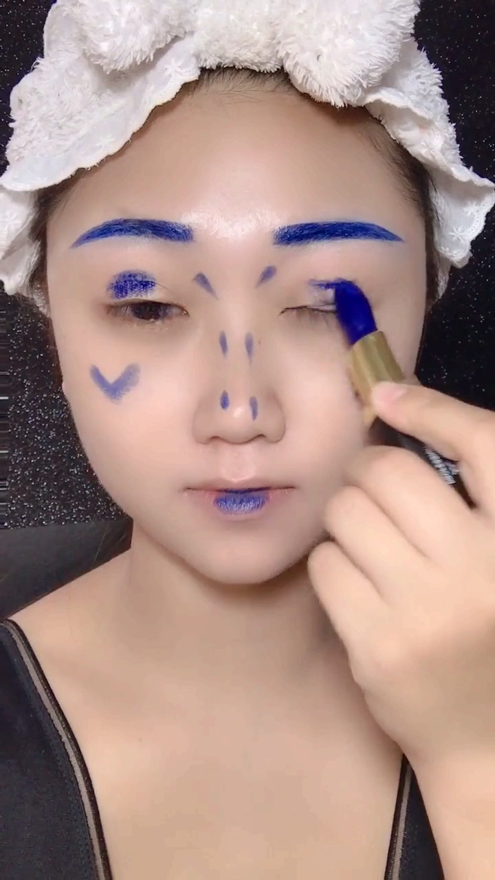 挑战一支蓝色口红画全脸