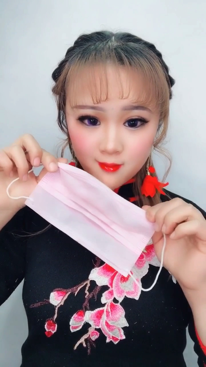 一次性口罩当头饰美美哒