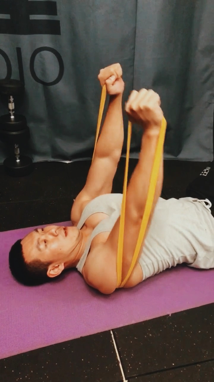 弹力带胸大肌训练2