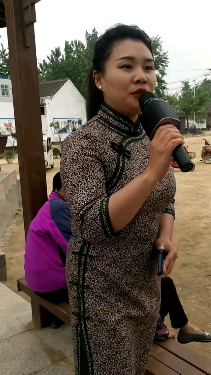 美女袁庆在朱楼村广场唱《十五的月亮》