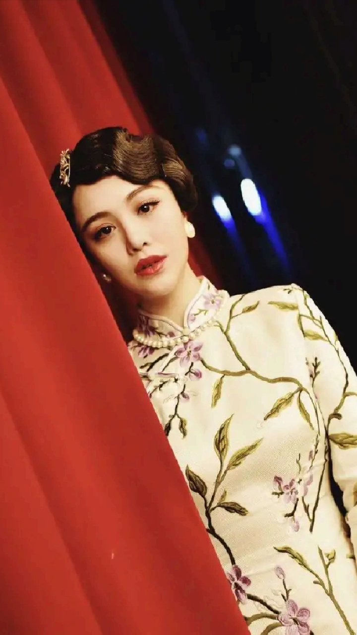 刘翔前妻葛天身材真好,穿旗袍这么惊艳,配复古盘发气质像贵妇