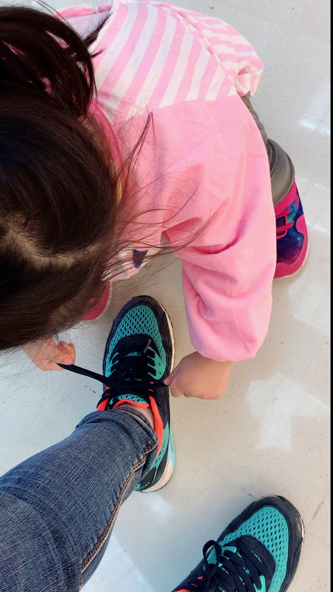 家有小棉袄#   孝顺的孩子,抢着帮妈妈系鞋带