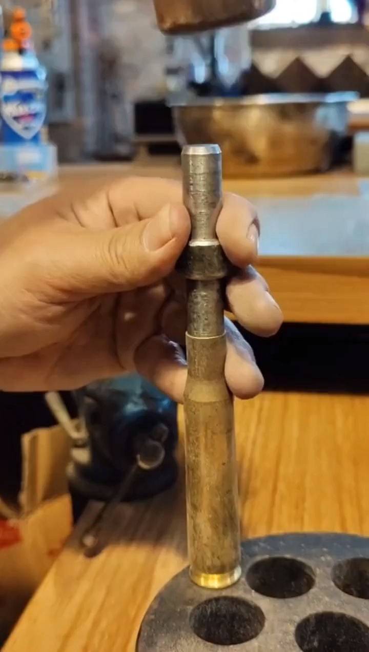 民间工艺人制作手工打火机