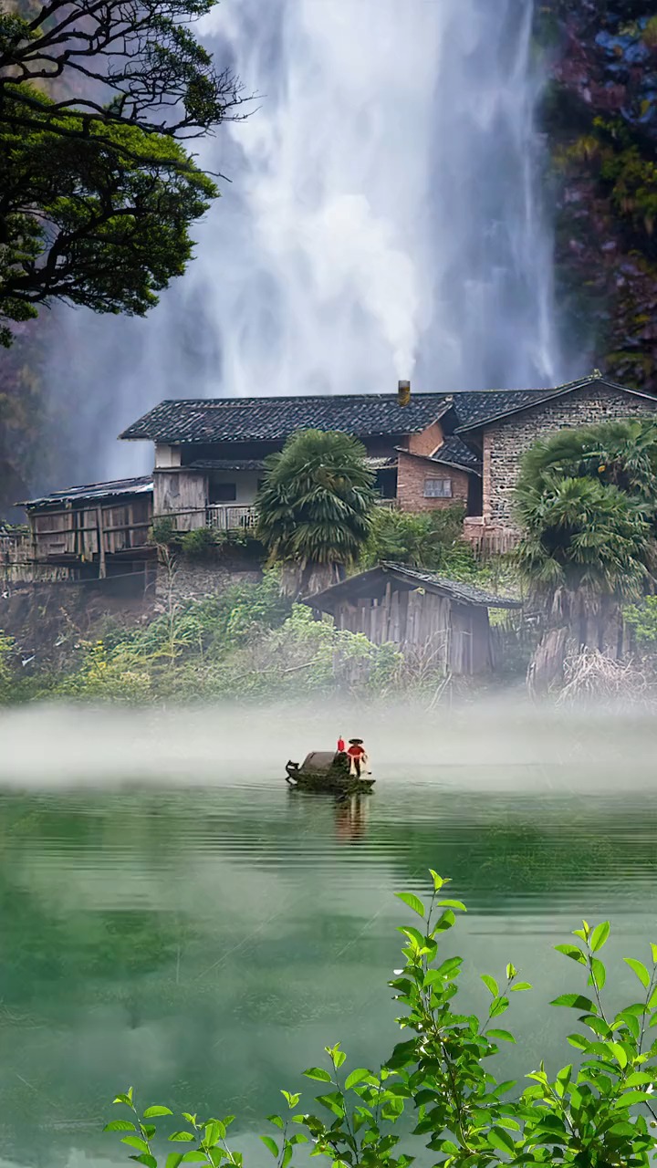 半山半水伴云烟扶摇直上入云天渔翁本是凡间客此时已是画中仙隐居江南