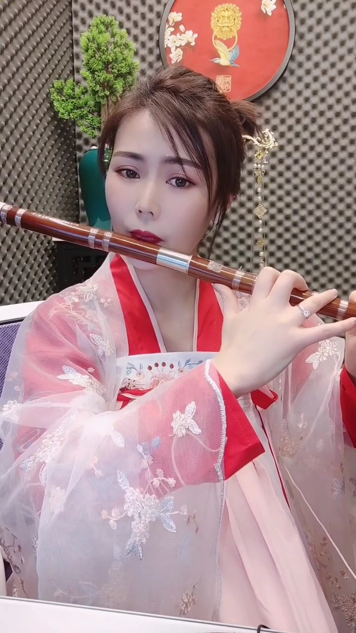 迷惑行为大赏#汉服美女竹笛一曲《红颜旧》,笛音袅袅尽显古典韵味!