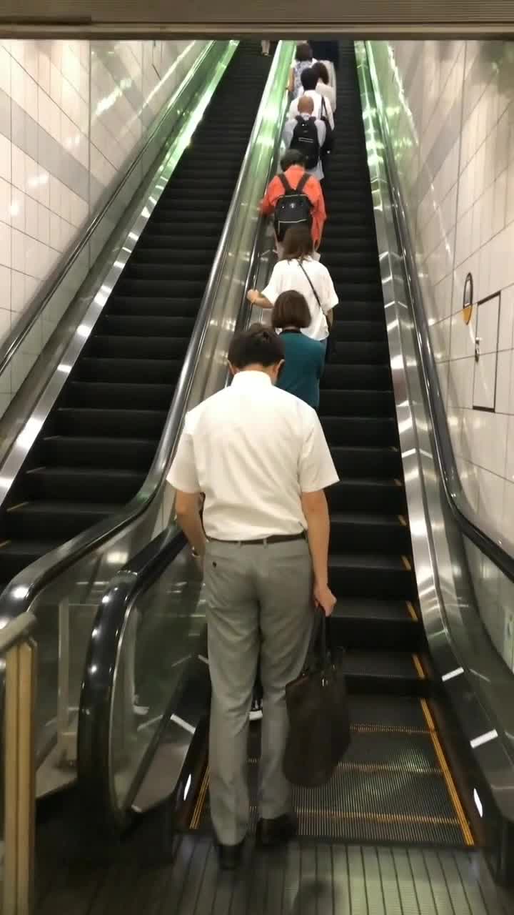 在日本,随处可见的一字队形,整齐有序