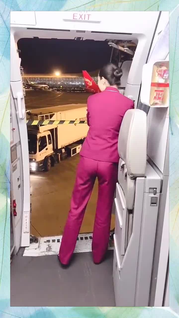 空姐关舱门你见过吗?