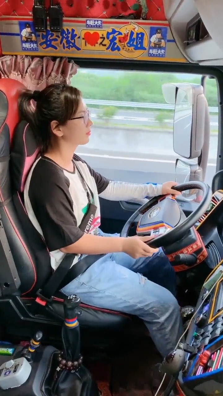 货车女司机开车真野,一言不合就超车,咱也不敢上前问