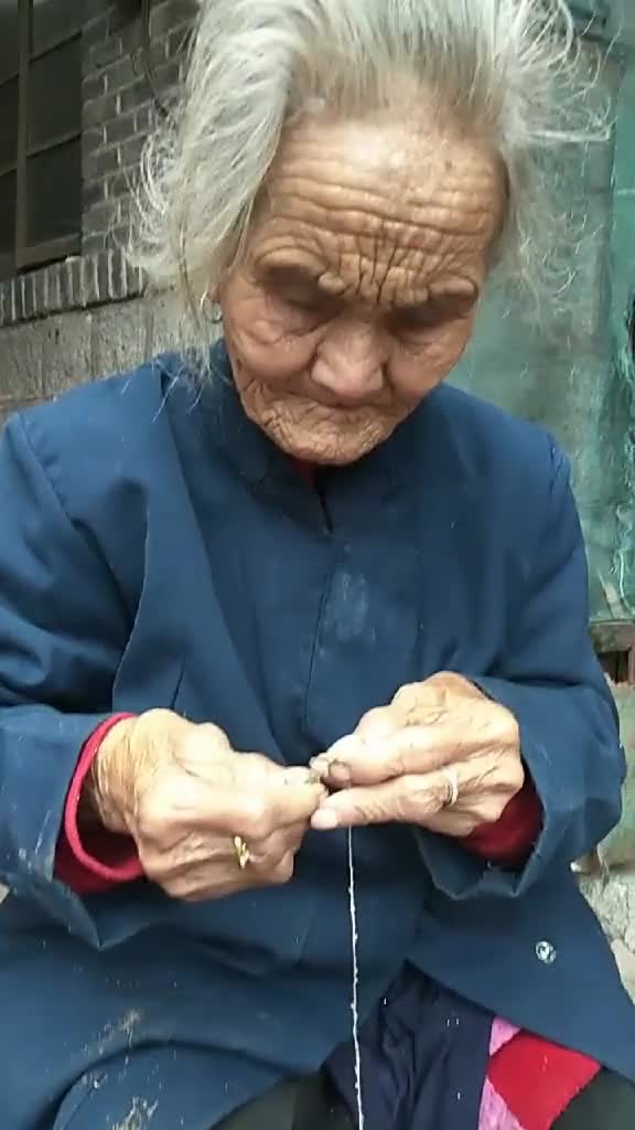 咱爸咱妈重阳佳节,百岁母亲,穿针引线