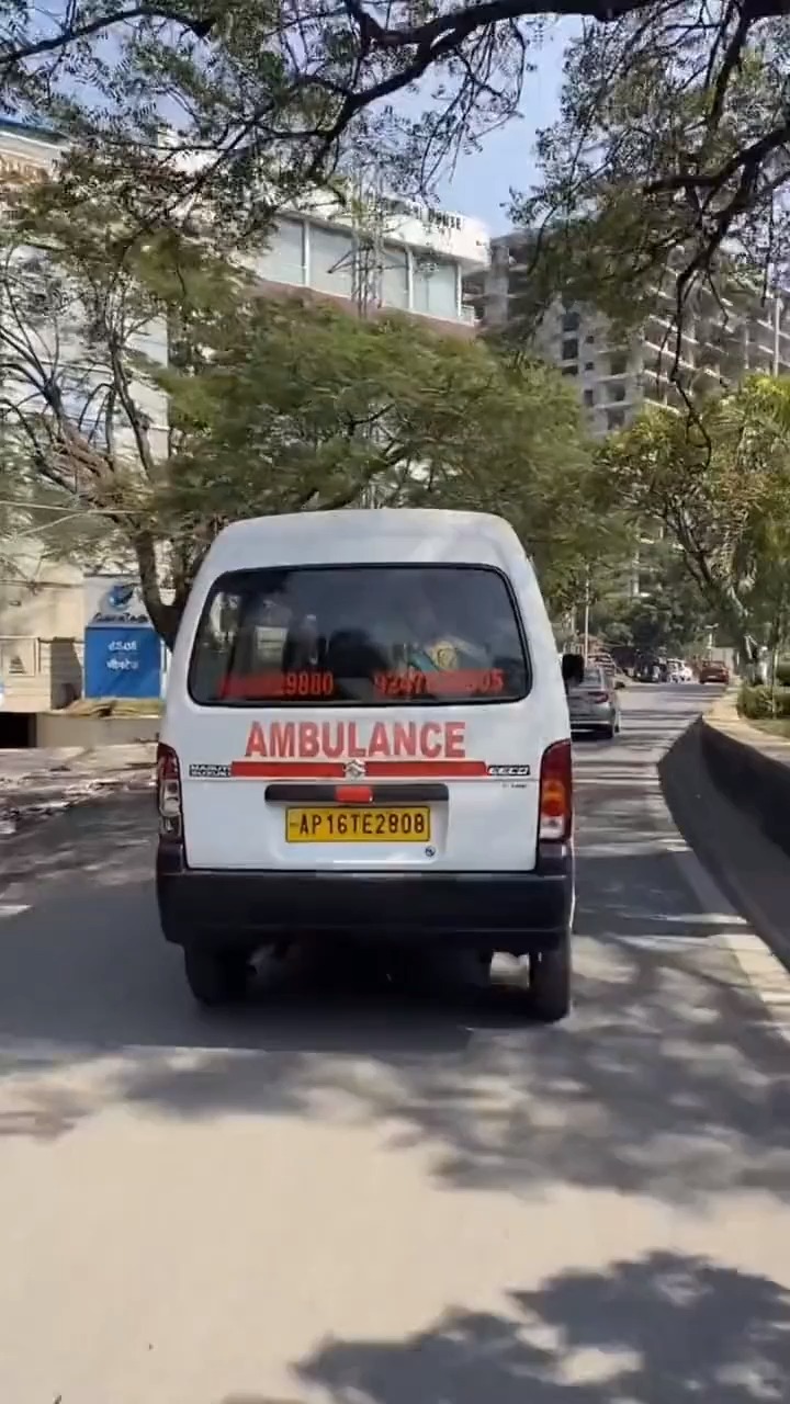 印度疫情期間的救護車去救人了,聲音鬼叫鬼叫的,速度電動車都能超過它