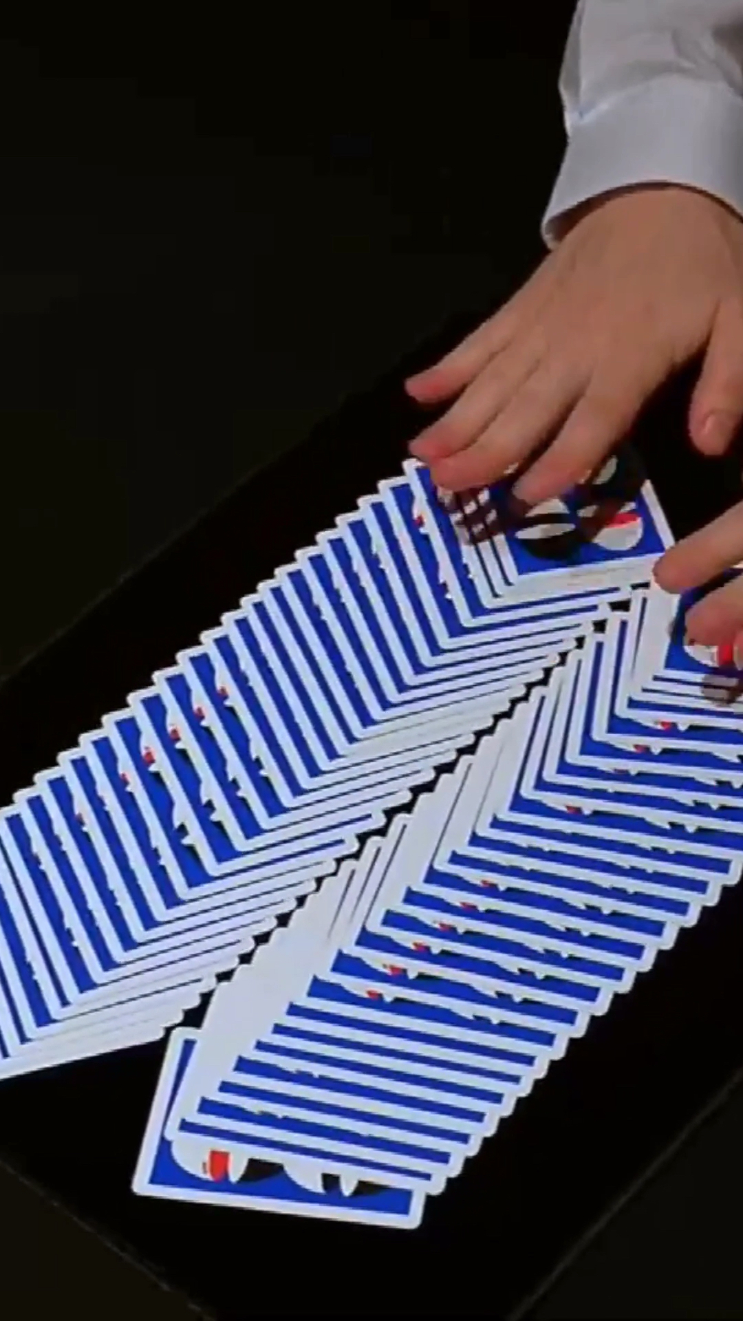 纸牌花式艺术 - cardistry丨一副牌,一双手,也能燃爆你的眼球!