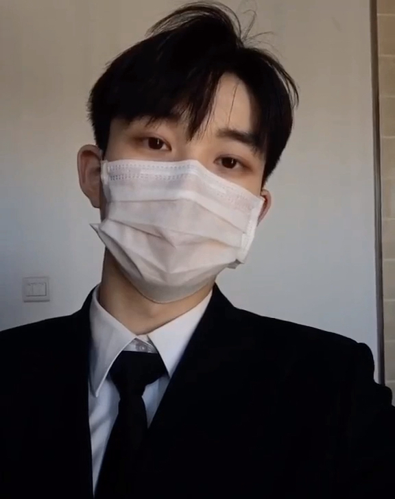 帅哥#你以为你带了口罩我就不知道你有多帅了吗