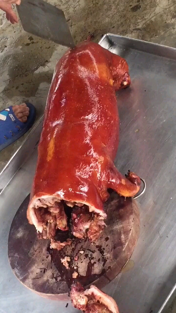 这才是真正的脆皮烧猪,切开馋的我口水直流!看的我好饿