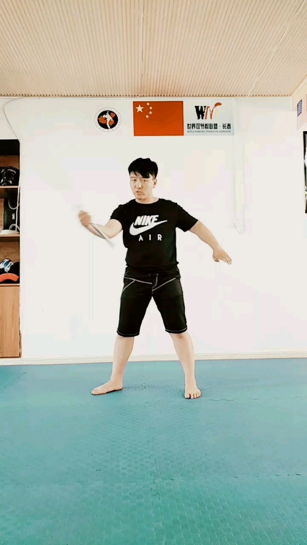 双节棍指尖棍技之拇指转棍教学