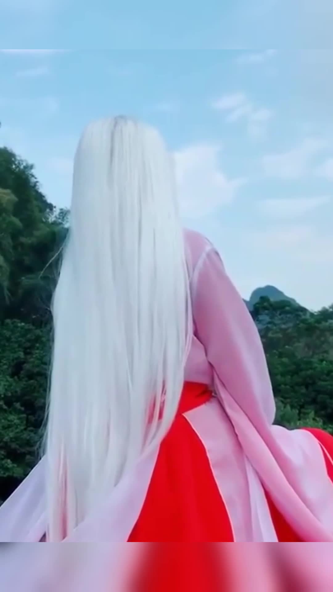 我要上热门#一袭红衣,一肩白发,一座城,只为等一人