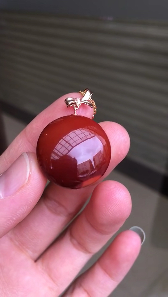收藏级南红玛瑙平安圆形吊坠冰种玉质感极好锦红色牛血红圆圆满满!