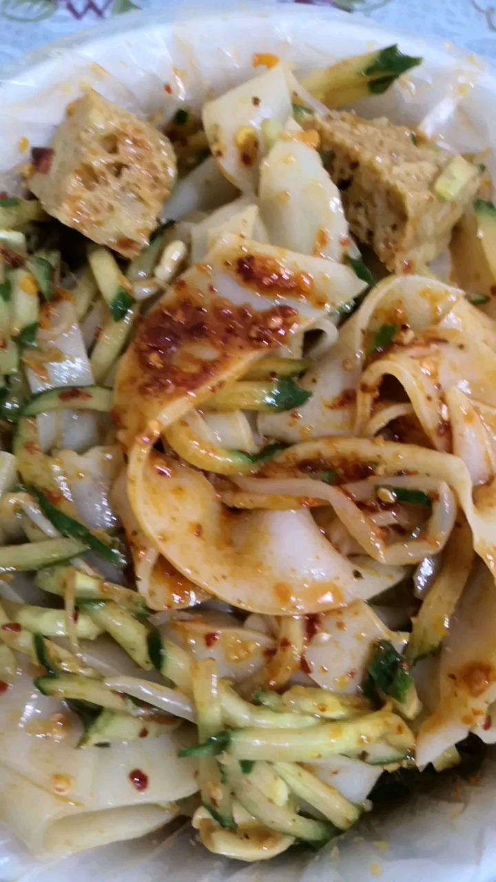 食神大pk#芝麻酱拌的凉皮,很香哈