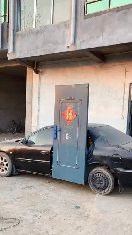 搞笑段子剧#小伙改装车门,用的竟然是自家防盗门,这交警看到不扣分