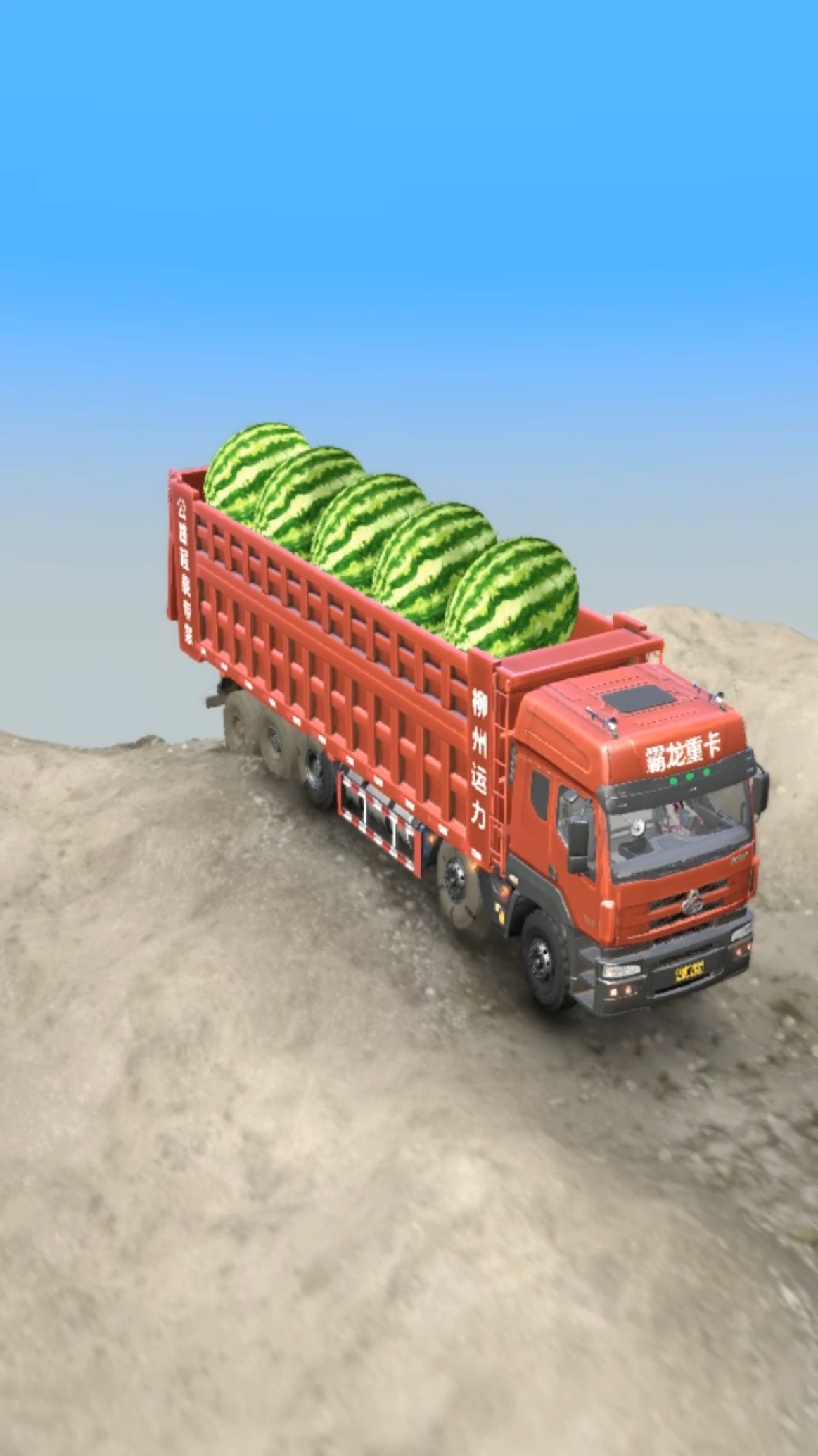 女司机超载拉西瓜,翻车了