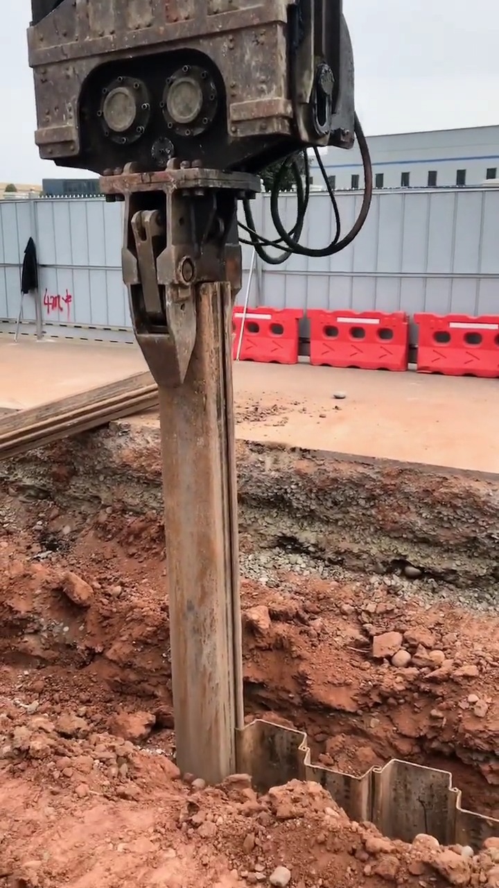 挖掘机改打桩机,支护围堰钢板桩打桩锤头-度小视