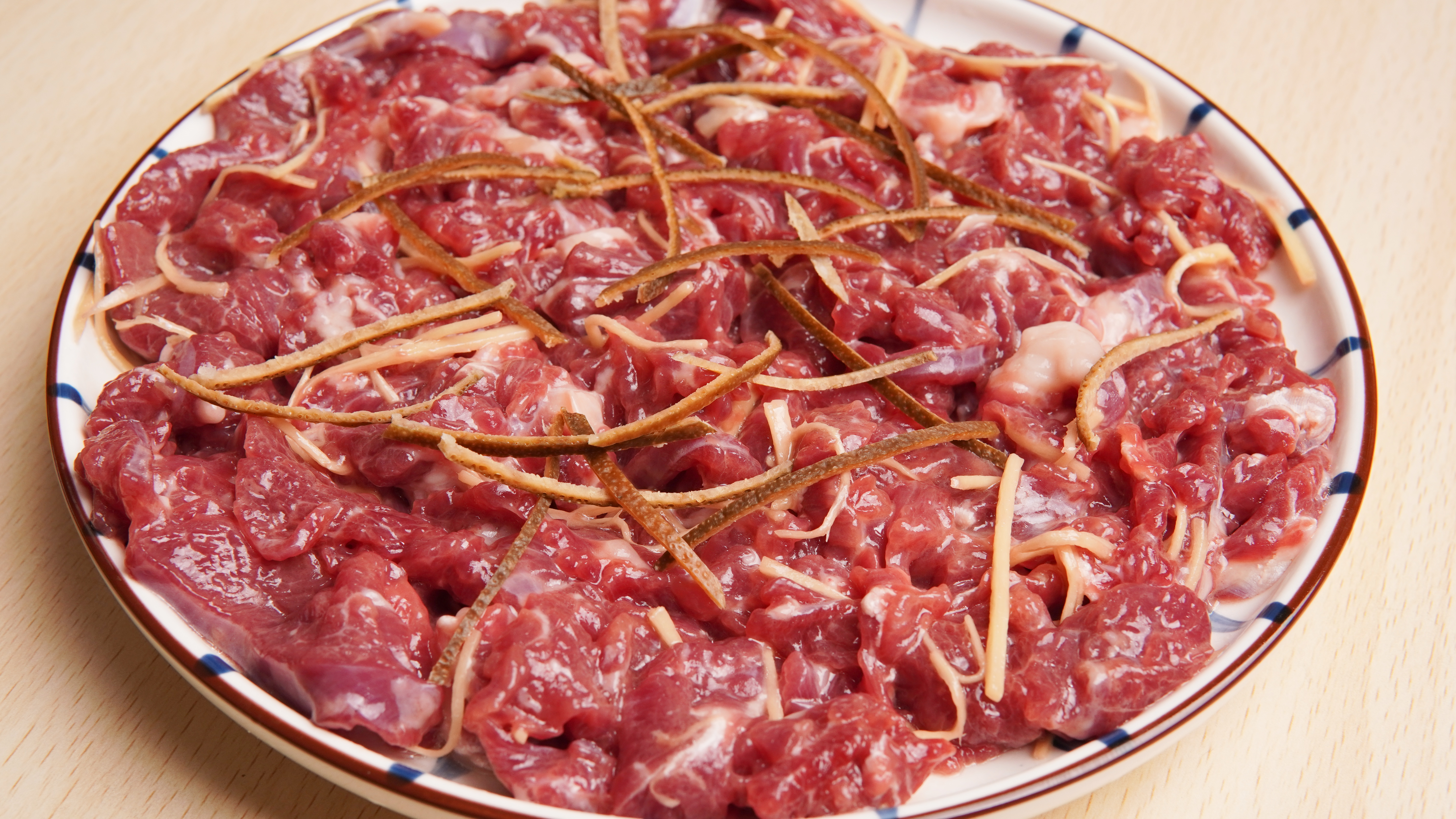 牛肉不用炒,蒸着吃一样美味,陈皮丝蒸牛肉,营养多汁,嫩滑可口