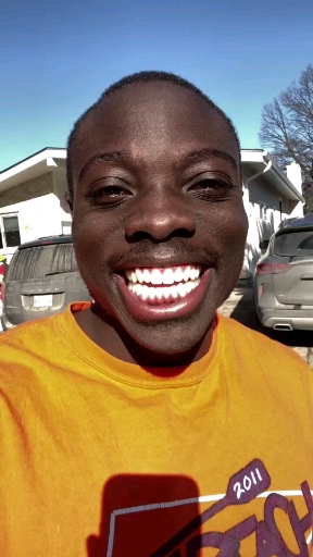 黑人的牙齿真白,估计晚上也只能看到牙了