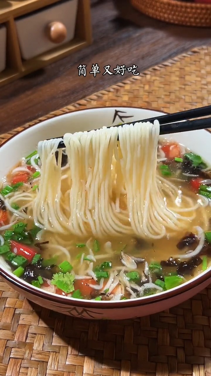 美食#两分钟就能做出一碗好吃的懒人汤面,简单又好吃-度小视