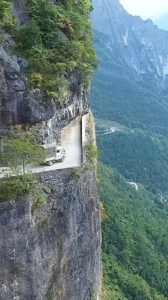 重庆巫溪县村民耗时4年在百米高悬崖上开凿出一条天路
