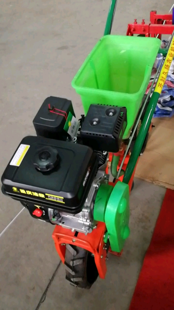 汽油机动力播种施肥机,可以播种花生玉米,大豆,谷子白菜等多种作物,还