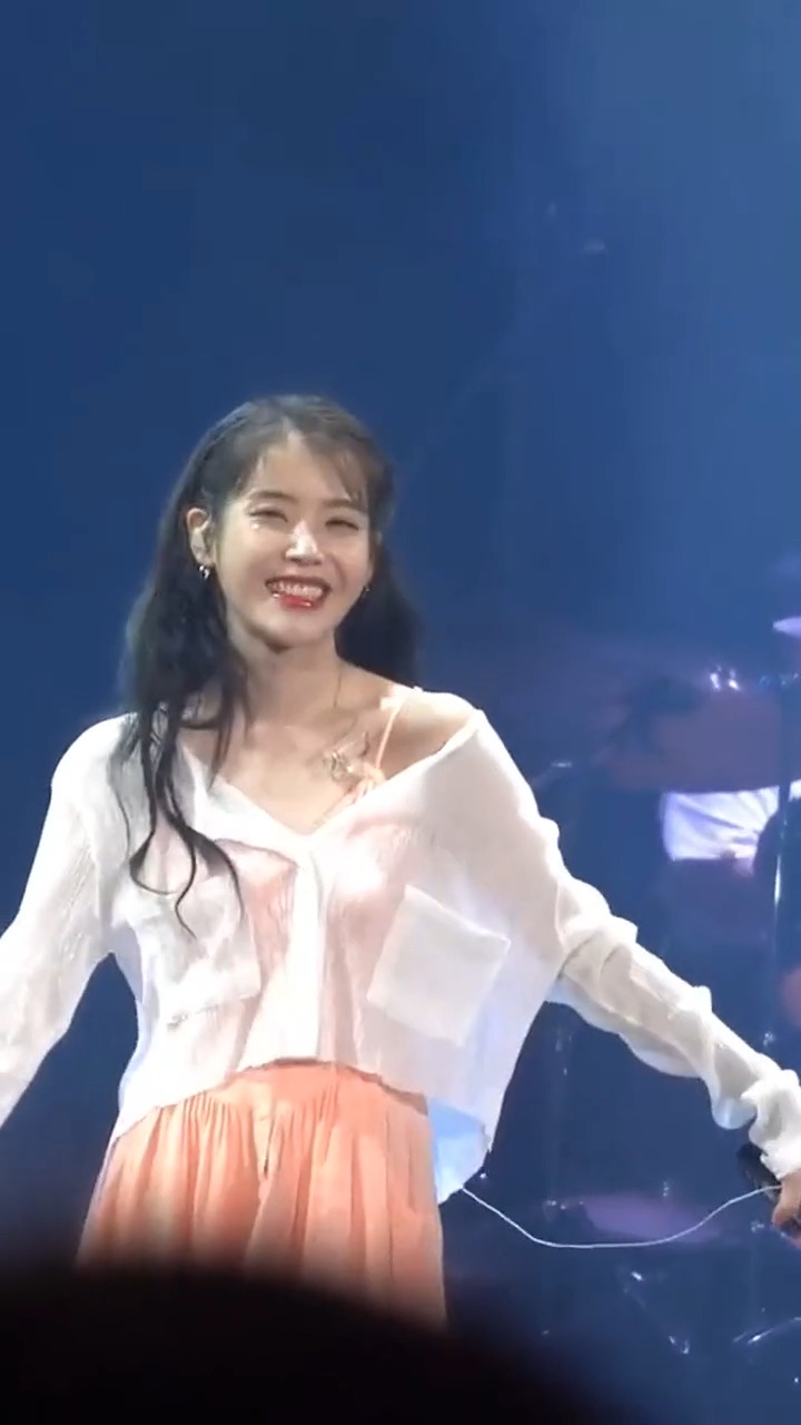 娱乐#不怕iu会唱歌,就怕iu露香肩!