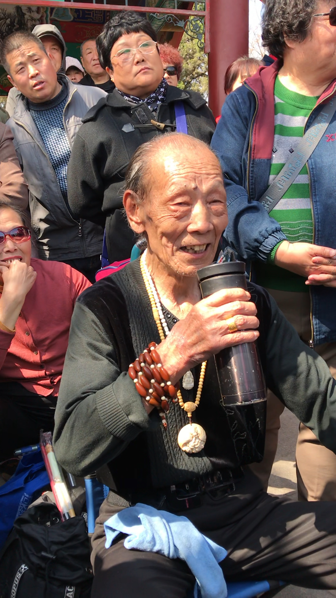 80多岁的网红老头身体太好了