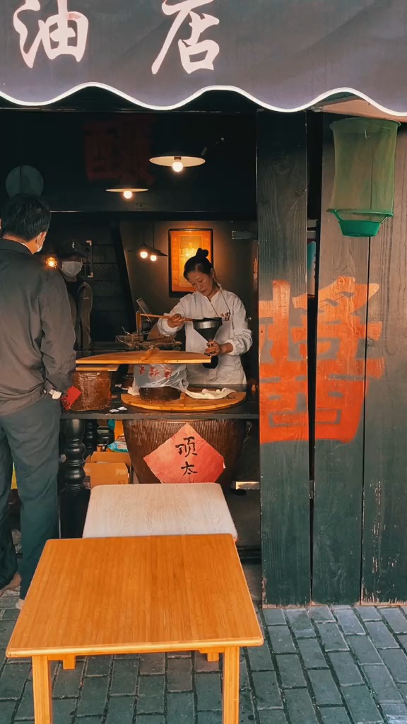 说了这么多年打酱油,真能打酱油的铺子,估计就上海闹市才会有.