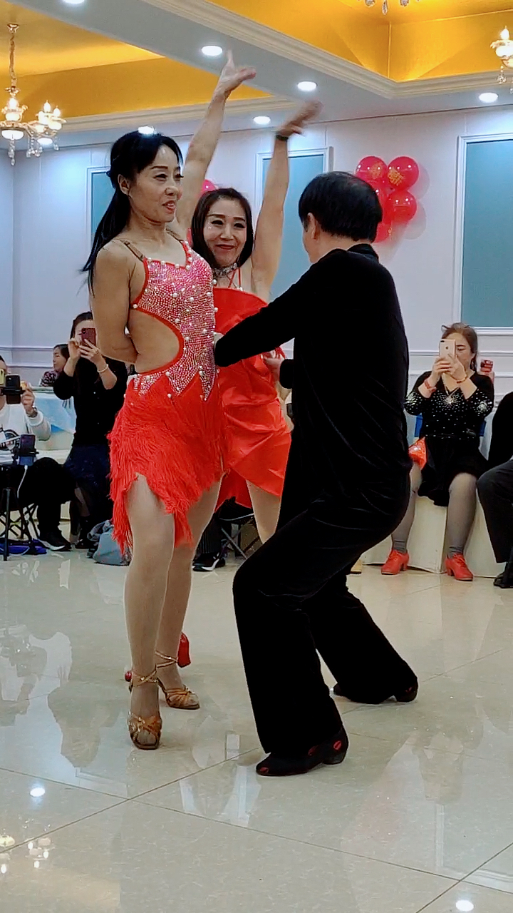 回家路上#沫飞儿刘艳和大叔舞的太美了