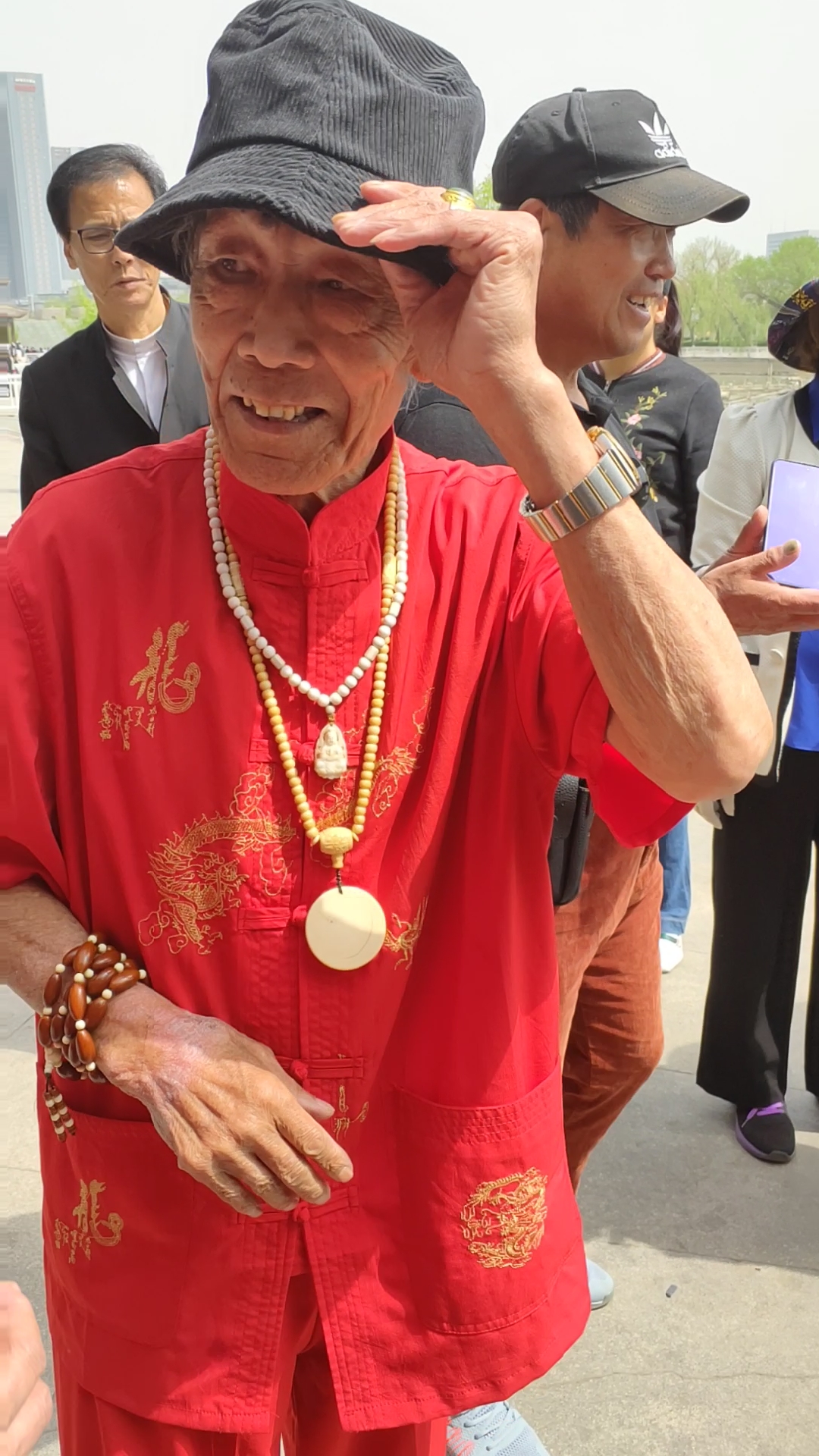 80岁的张大爷精神气真好